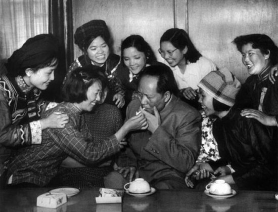 1957年，毛澤東和“三大”代表在一起