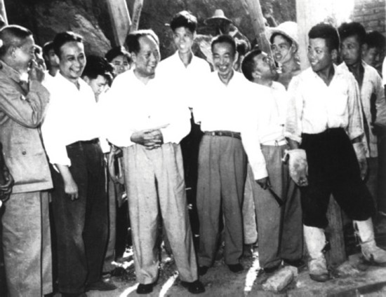1958年，毛主席在湖北視察武昌第一紗廠(現武漢國棉六廠)