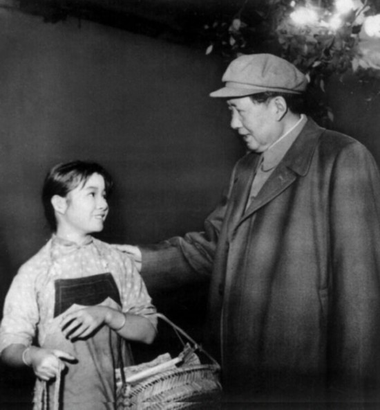 1958年，毛澤東在長春電影製片廠與小演員談話