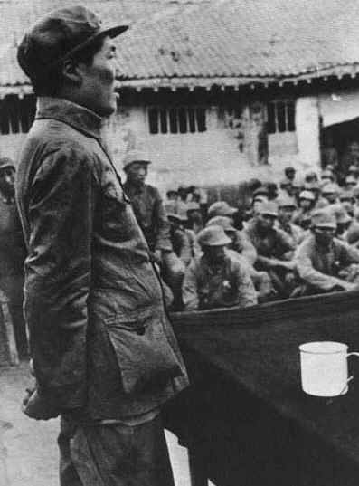 1938年，毛澤東在中國人民抗日軍政大學講演