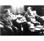 1964年，毛泽东与历史学家郭沫若亲切交谈