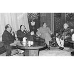 1964年1月18日，毛泽东会见爱泼斯坦（左二）、斯特朗（右一）、李敦白（左一）