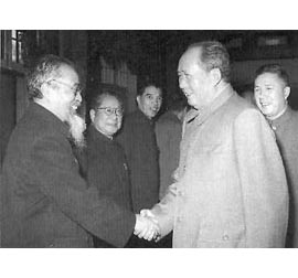 1963年，毛泽东亲切会见著名哲学家冯友兰