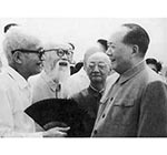 1963年7月 毛澤東和早年相識的師長章士釗交談