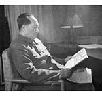 1961年，毛泽东在看《人民日报》