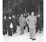 1960年2月，毛泽东和出席中共中央军委会议的负责人在一起