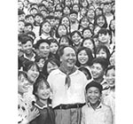 1959年6月，毛泽东和韶山学校的师生们在一起