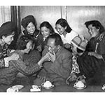 1957年，毛泽东和青年团代表在一起