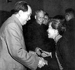 1956年，毛泽东和著名妇产科专家林巧稚亲切握手