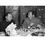 1956年，毛泽东和钱学森亲切交谈