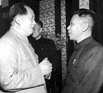 1956年，毛泽东和澳门中华总商会理事长何贤亲切交谈