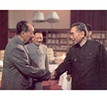 1974年，毛泽东和周恩来在中南海游泳池客厅亲切握手