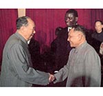 1974年，毛泽东和邓小平在北京
