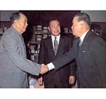 1972年9月27日，毛泽东会见田中角荣（中）和大平正芳（右）