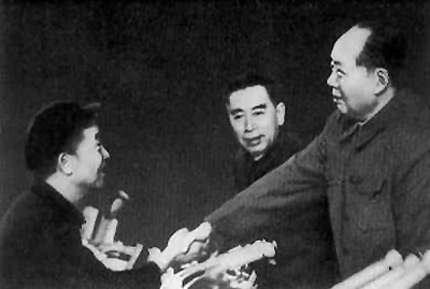 1969年，毛泽东和大庆石油工人王进喜亲切握手
