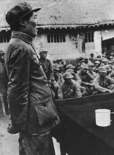 1938年，毛澤東在中國人民抗日軍政大學講演