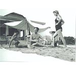 1954年，毛澤東和女兒、侄子在北戴河