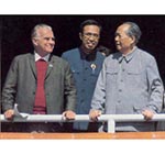 1970年10月1日，毛澤東和斯諾及夫人在天安門城樓上